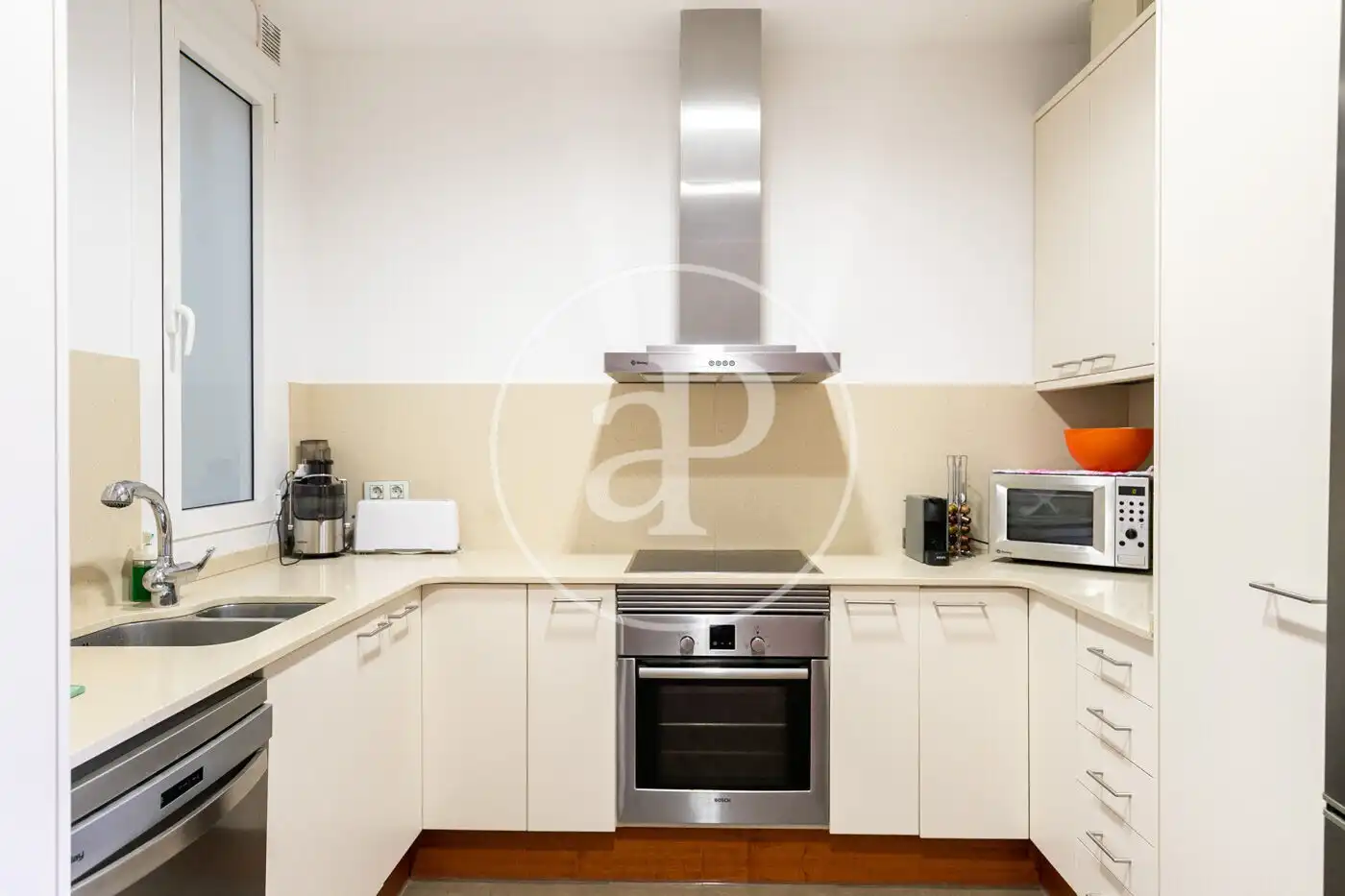 Cuina de Pis en venda en Barcelona amb Aire condicionat, Calefacció i Moblat