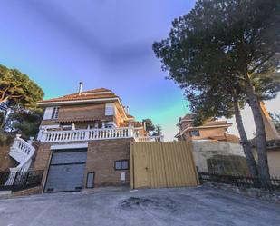 Vista exterior de Casa o xalet en venda en Mataró amb Piscina