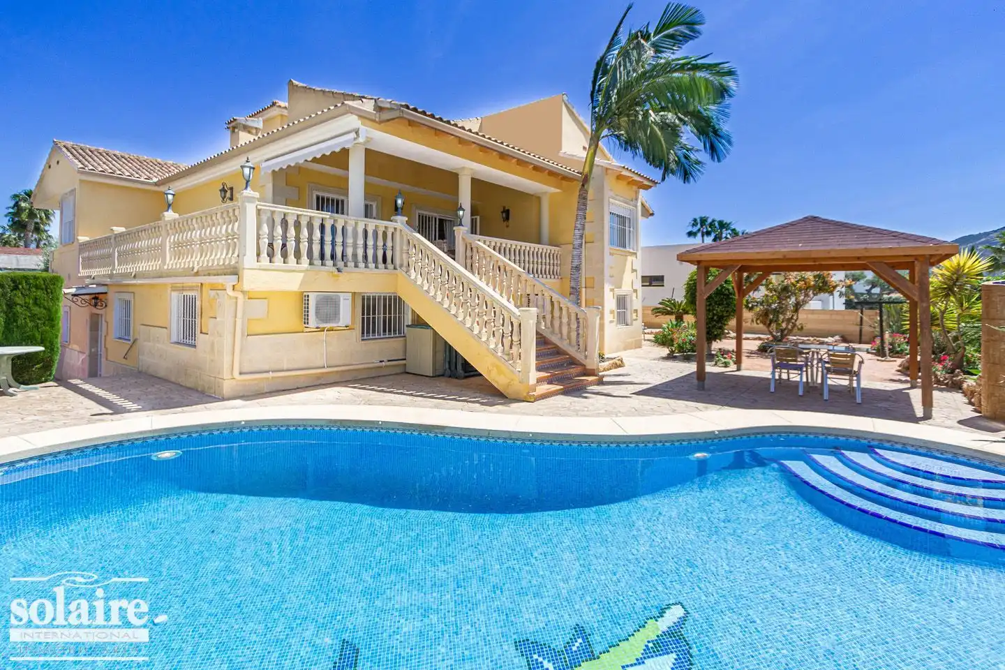 Casa amb piscina en venda a Pueblo - Urbanizaciones