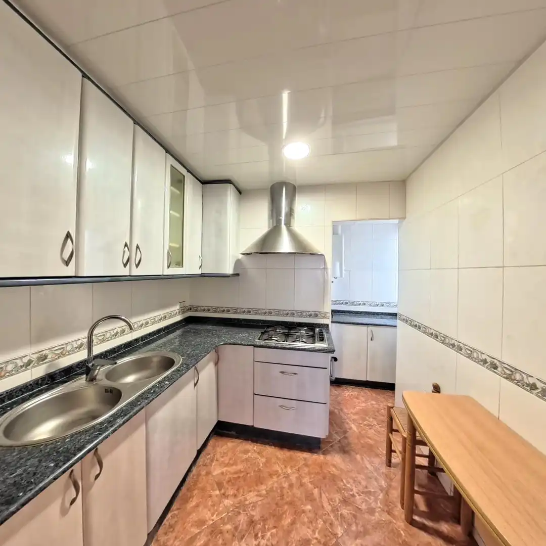 Cocina de Piso en venta en Barcelona con Balcón y Alarma