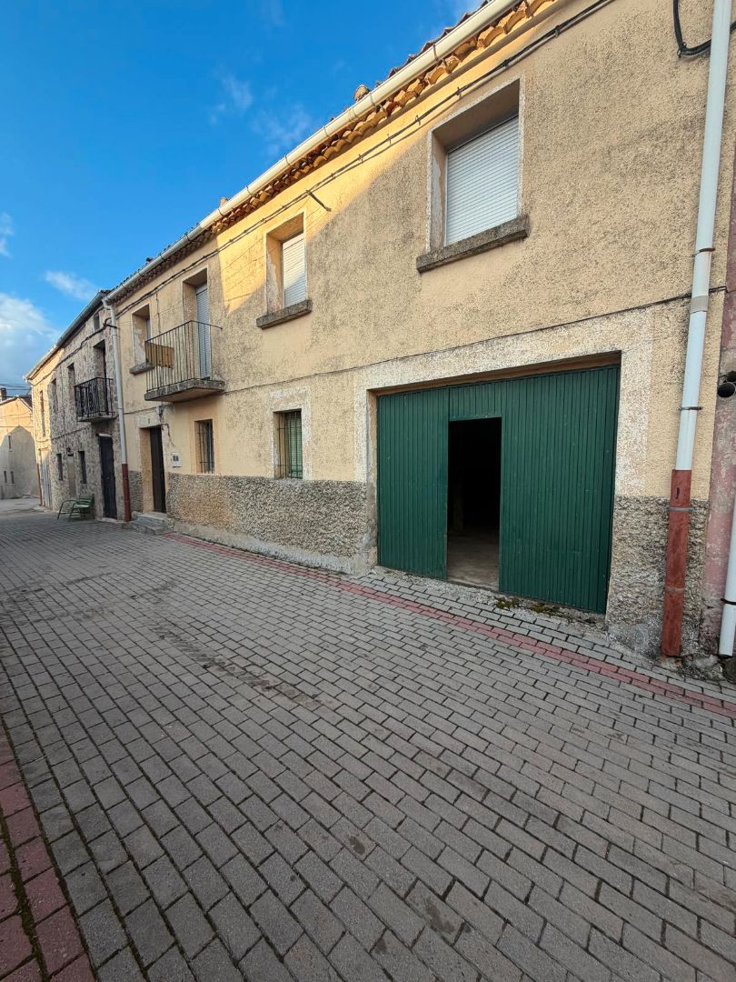 Vista exterior de Finca rústica en venda en Urueñas amb Calefacció, Traster i Moblat