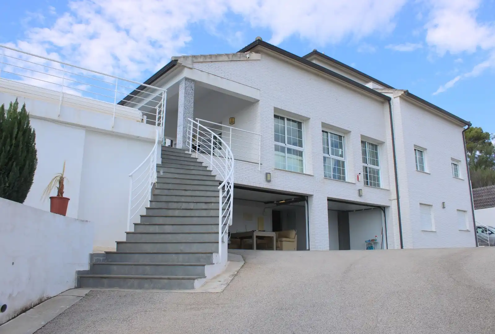 Vista exterior de Casa o xalet en venda en Oliva amb Aire condicionat, Jardí privat i Terrassa