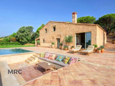Casa rústica amb piscina en venda a Can semi