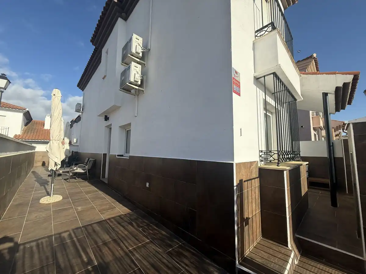 Außenansicht von Haus oder Chalet zum Verkauf in Fuente de Piedra mit Klimaanlage, Privatgarten und Terrasse