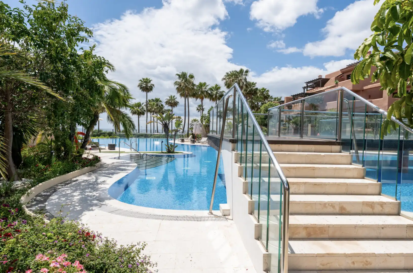 Piscina de Planta baixa en venda en Estepona amb Aire condicionat, Jardí privat i Terrassa