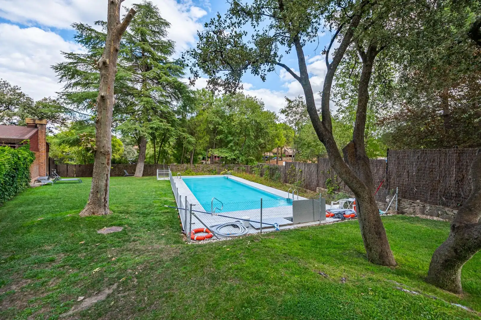 Piscina de Casa adosada en venda en Boadilla del Monte amb Aire condicionat, Calefacció i Jardí privat