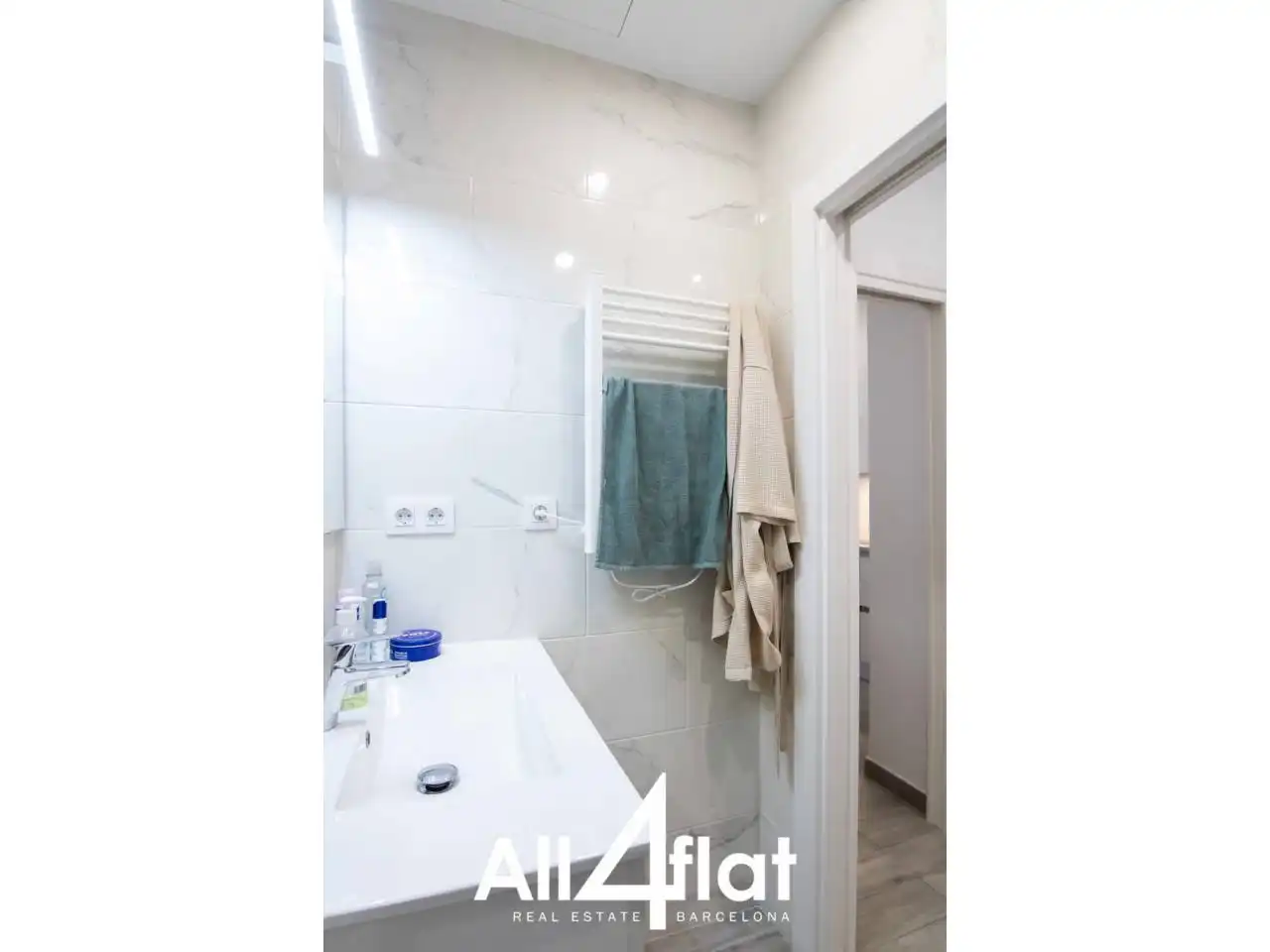Badezimmer von Wohnung zur Miete in Barcelona mit Klimaanlage, Parkett und Möbliert