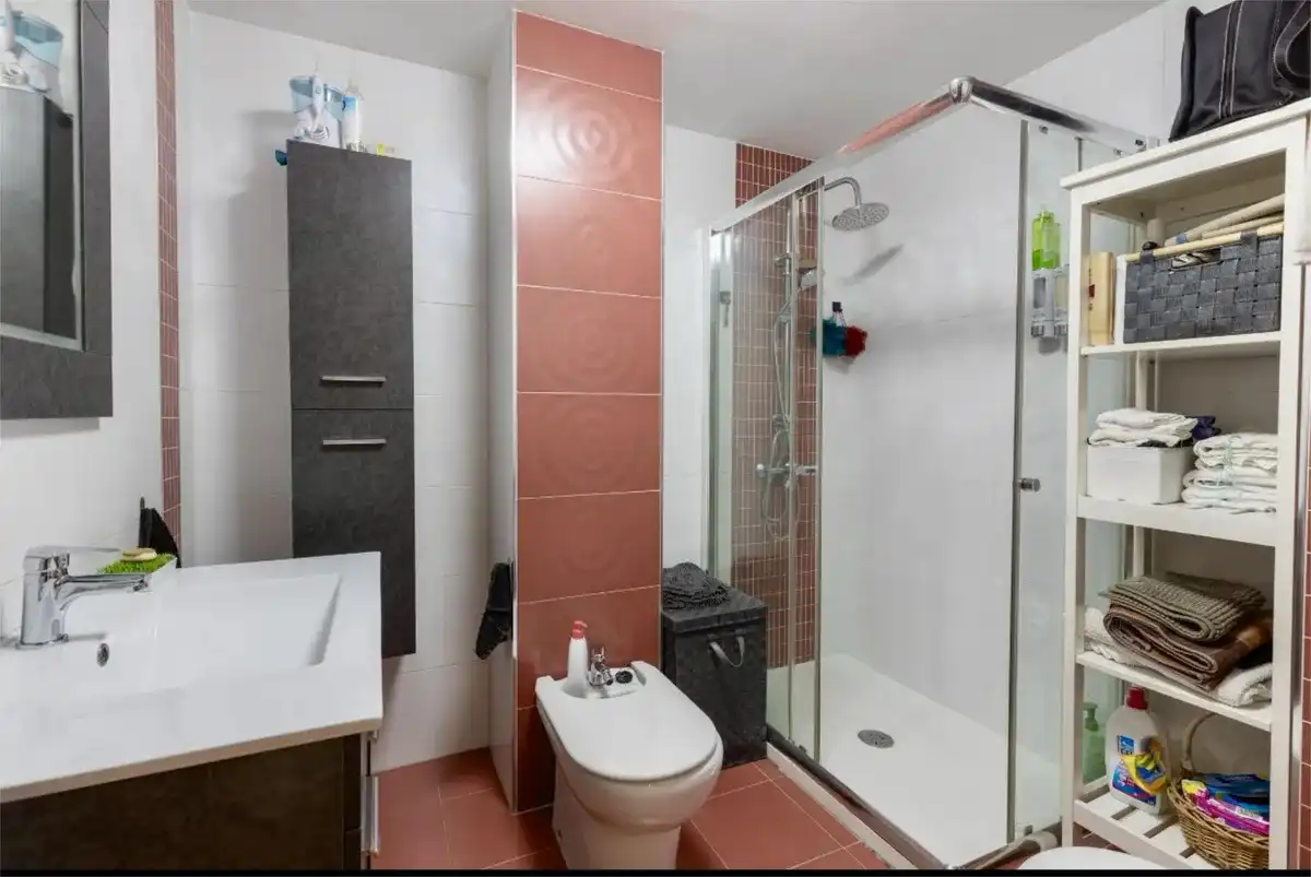 Bathroom of Flat for rent in Granada  with Air Conditioner, Heating and Furnished