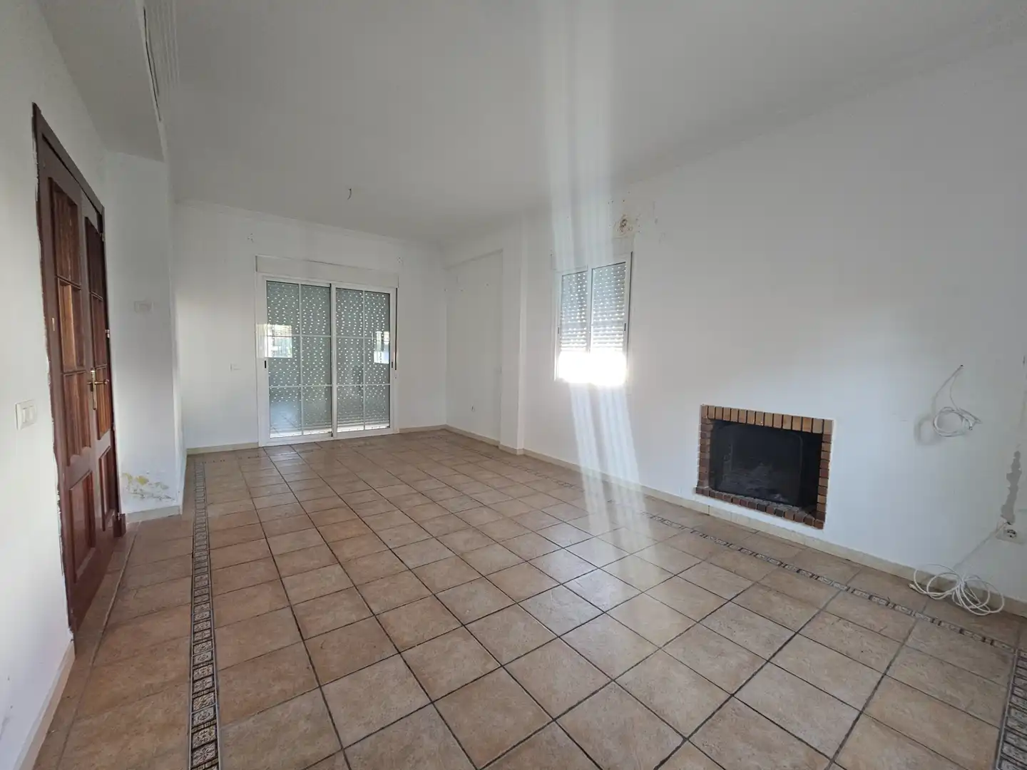 Wohnzimmer von Einfamilien-Reihenhaus zum Verkauf in Umbrete mit Privatgarten, Abstellraum und Schwimmbad