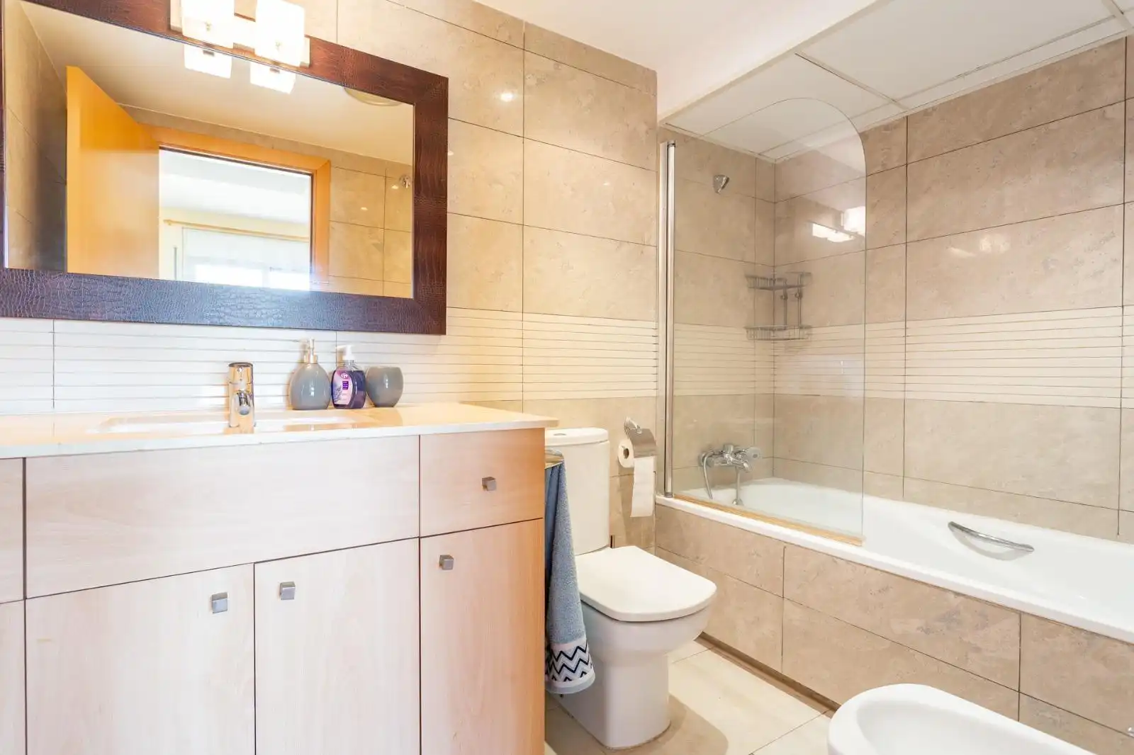 Badezimmer von Wohnung zum Verkauf in Salou mit Klimaanlage, Privatgarten und Terrasse