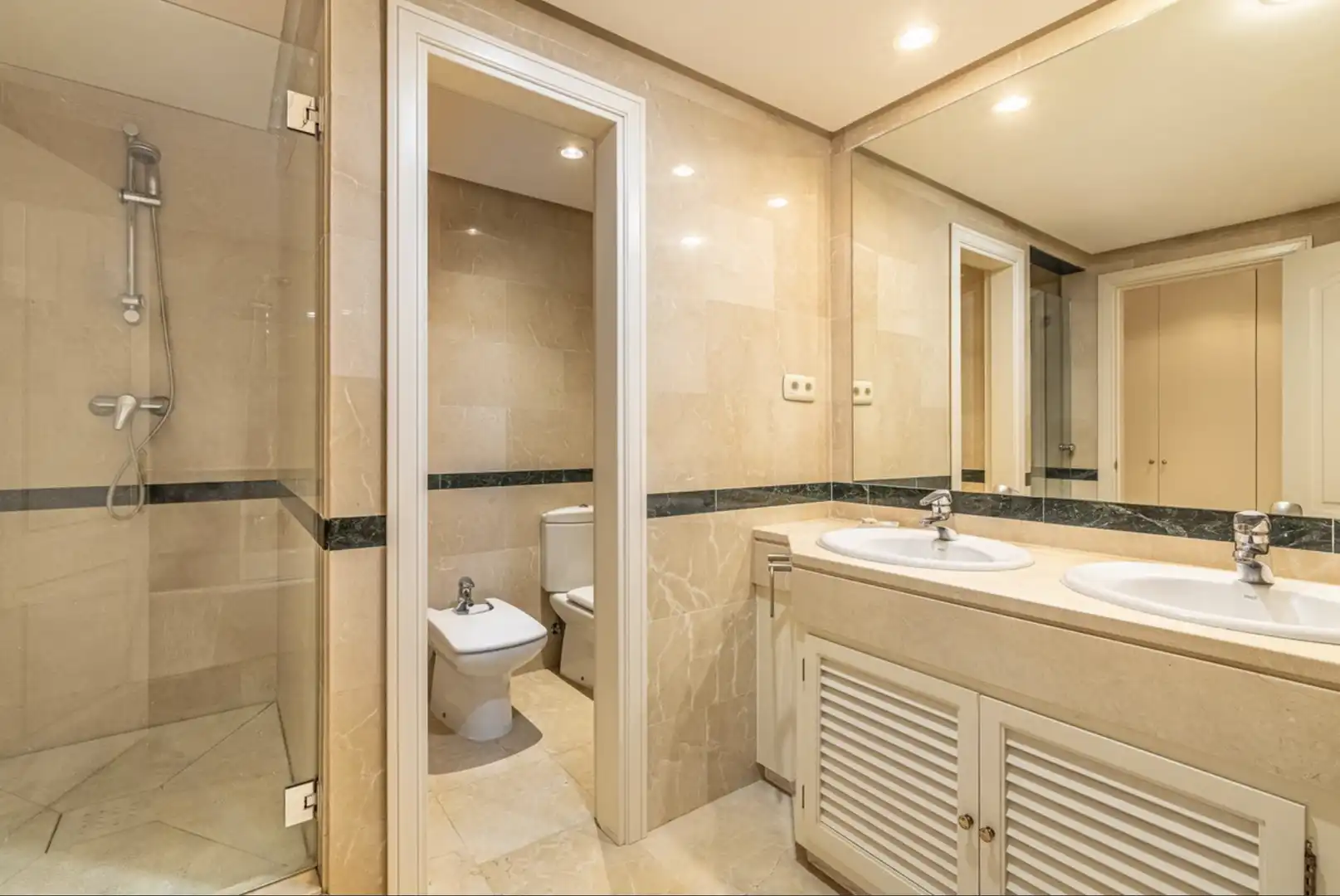 Badezimmer von Wohnungen zum Verkauf in Marbella mit Klimaanlage, Terrasse und Abstellraum