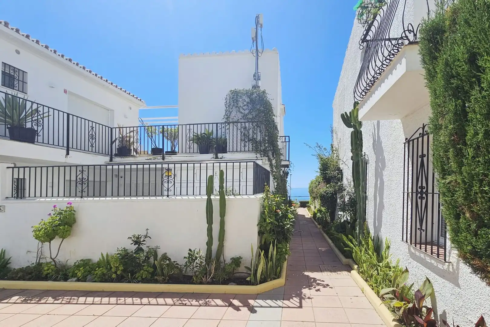 Vista exterior de Casa adosada en venda en Estepona amb Terrassa