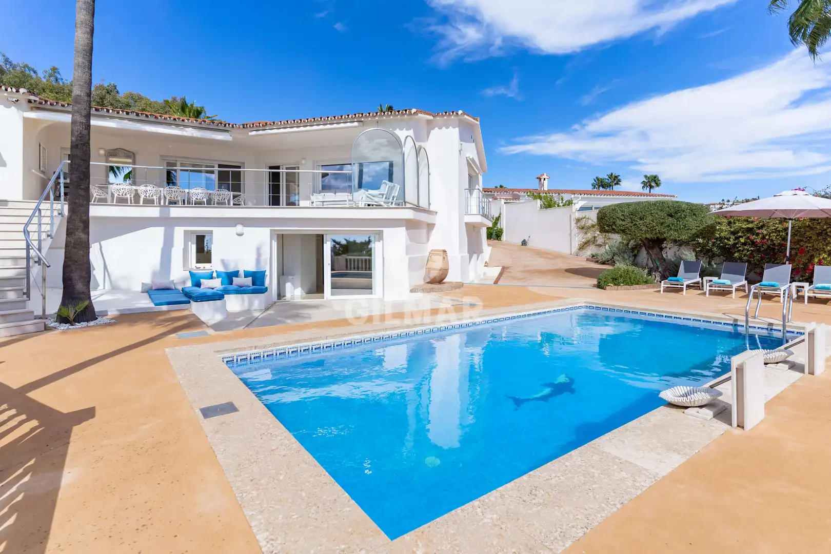 Vista exterior de Casa o xalet en venda en Sotogrande amb Calefacció, Jardí privat i Piscina