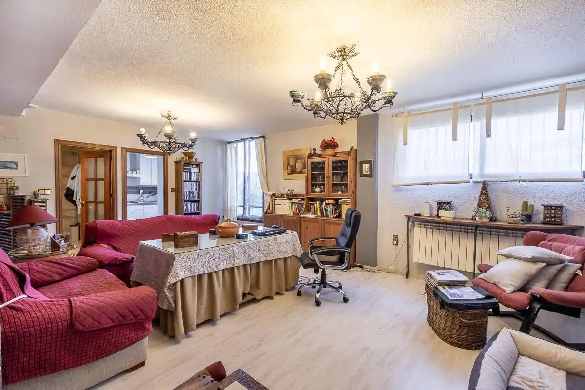 Wohnzimmer von Haus oder Chalet zum Verkauf in Pinos Genil mit Klimaanlage, Heizung und Privatgarten