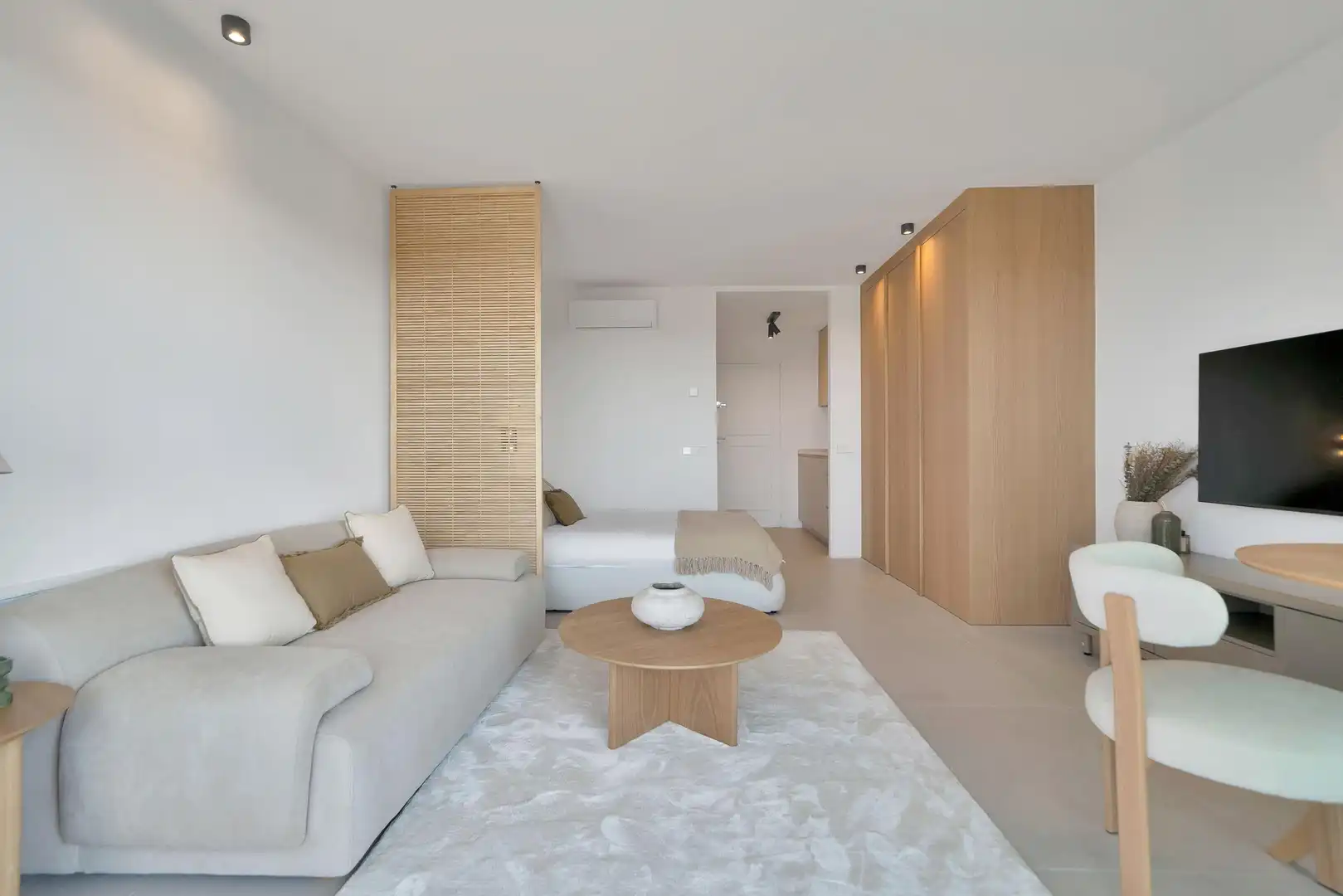 Sala de estar de Estudio en venta en Marbella con Aire acondicionado, Calefacción y Jardín privado