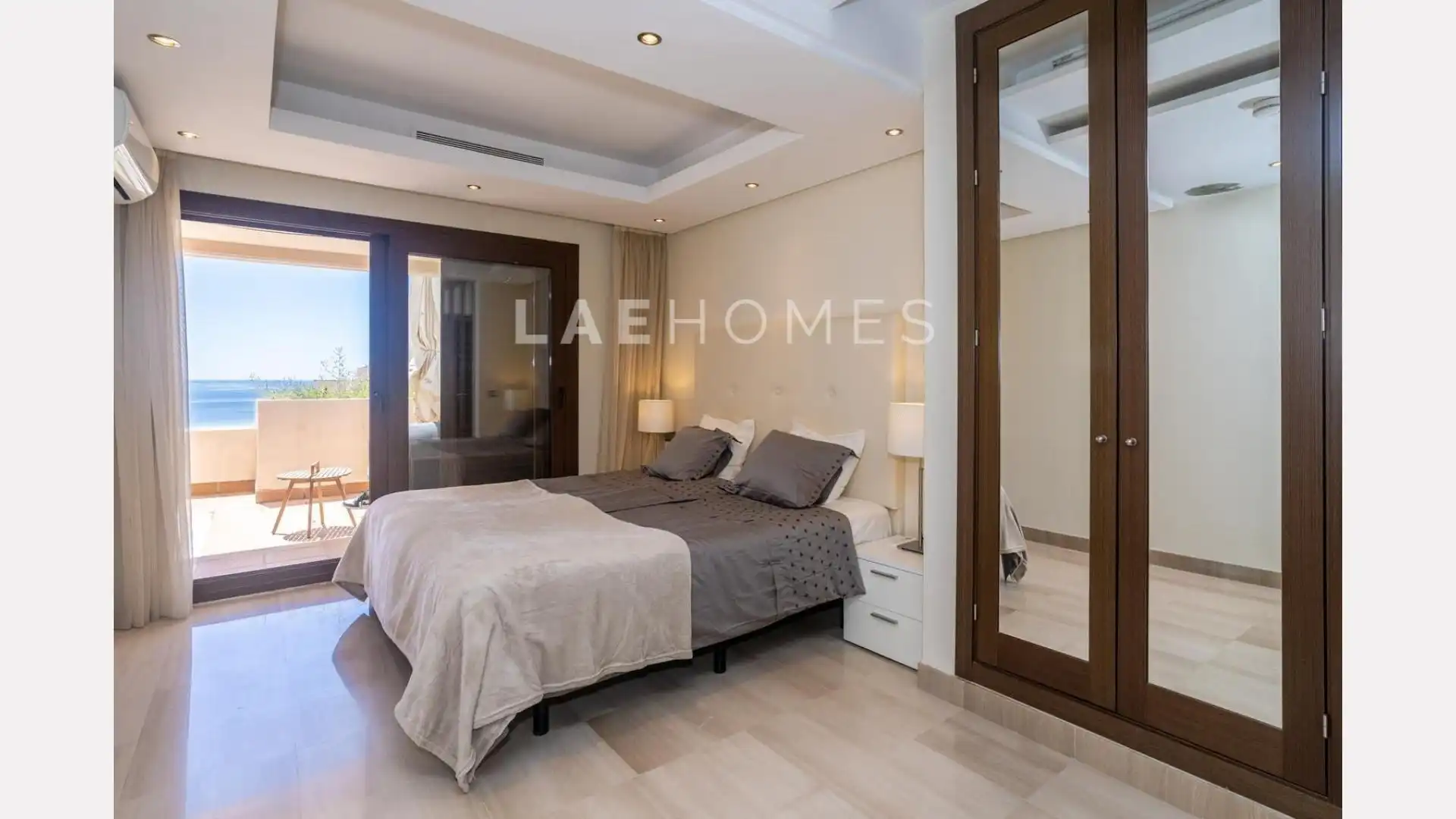 Schlafzimmer von Dachboden zum Verkauf in Estepona mit Privatgarten, Terrasse und Abstellraum