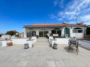 House with pool for sale in Sax