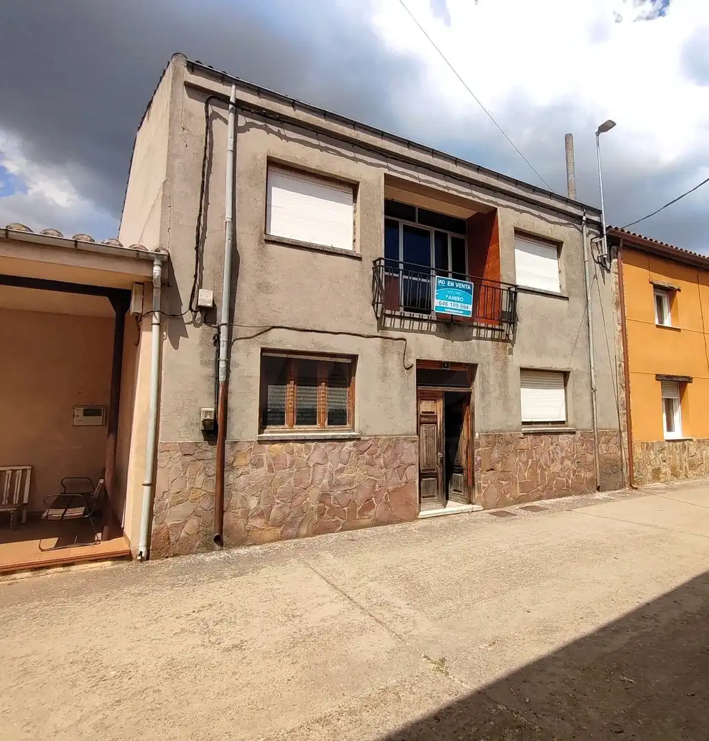 Vista exterior de Finca rústica en venda en Santa Marina del Rey amb Terrassa