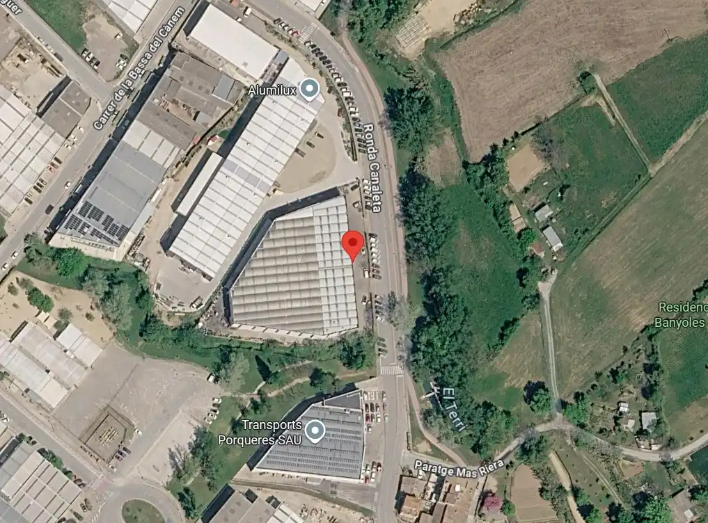 Außenansicht von Fabrikhallen zum Verkauf in Banyoles