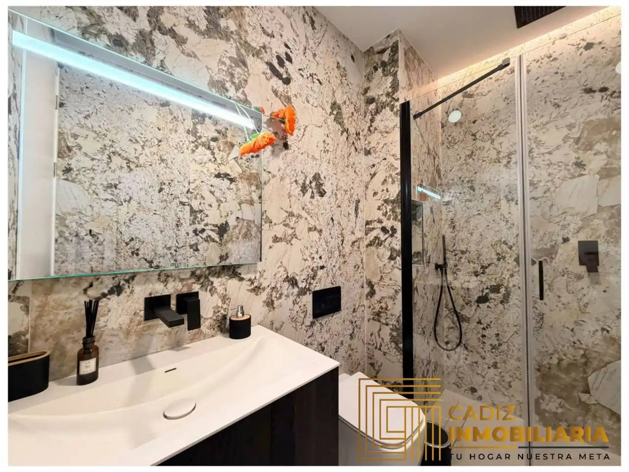Bathroom of Flat for sale in Cádiz  with Air Conditioner and Furnished