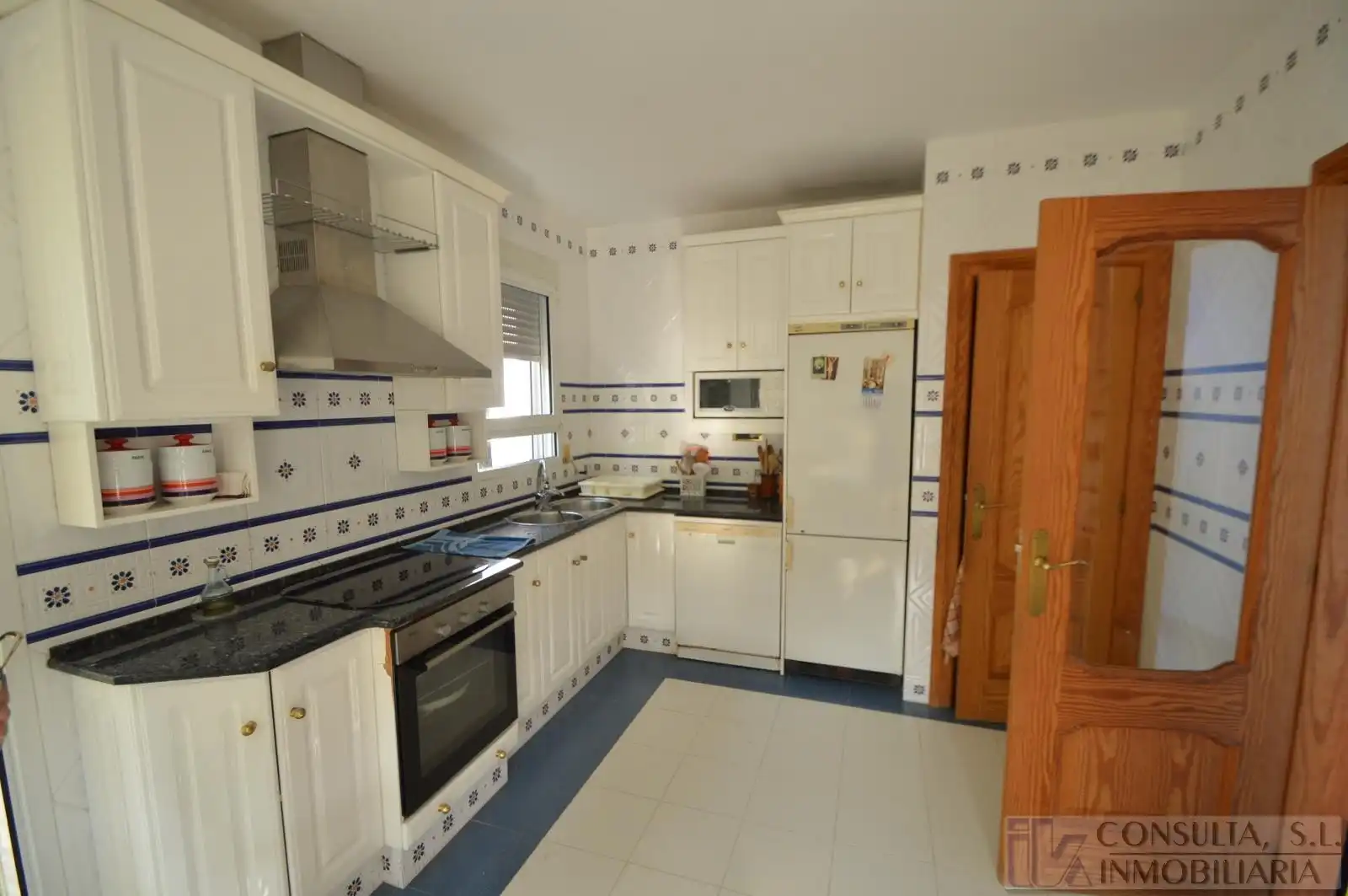 Cuina de Casa o xalet en venda en Vinaròs amb Jardí privat, Terrassa i Piscina