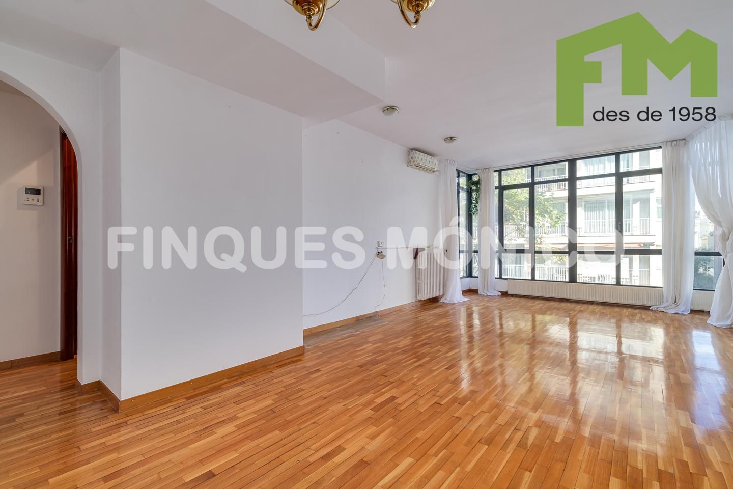 Sala d'estar de Pis en venda en  Barcelona Capital amb Aire condicionat, Calefacció i Balcó