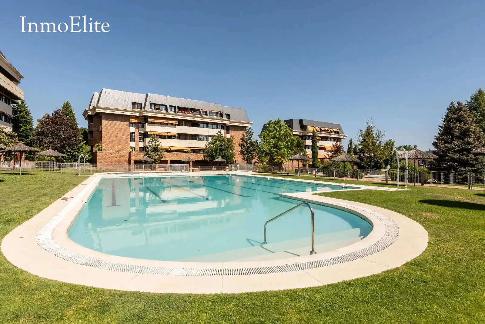 Vista exterior de Planta baixa en venda en Majadahonda amb Calefacció, Jardí privat i Terrassa