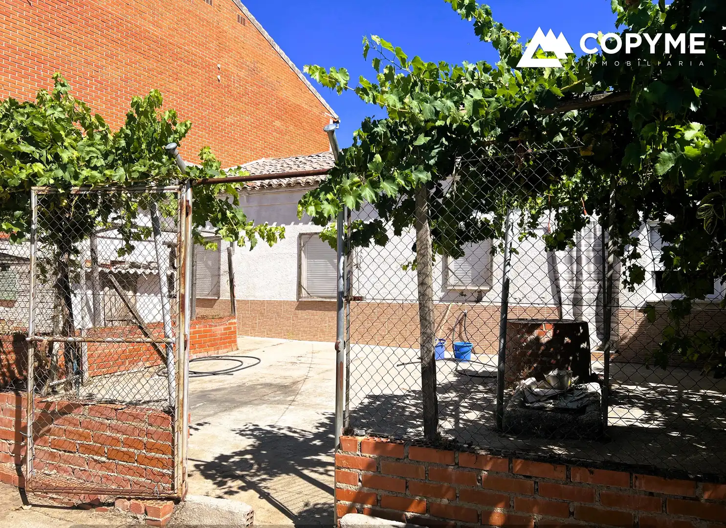 Vista exterior de Casa o xalet en venda en Rielves amb Calefacció, Jardí privat i Traster