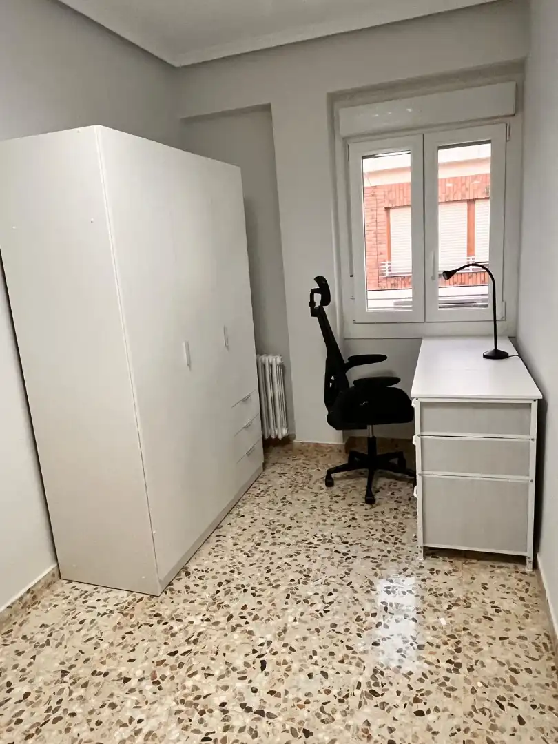 Dormitori de Pis de lloguer en Zaragoza amb Aire condicionat, Calefacció i Moblat
