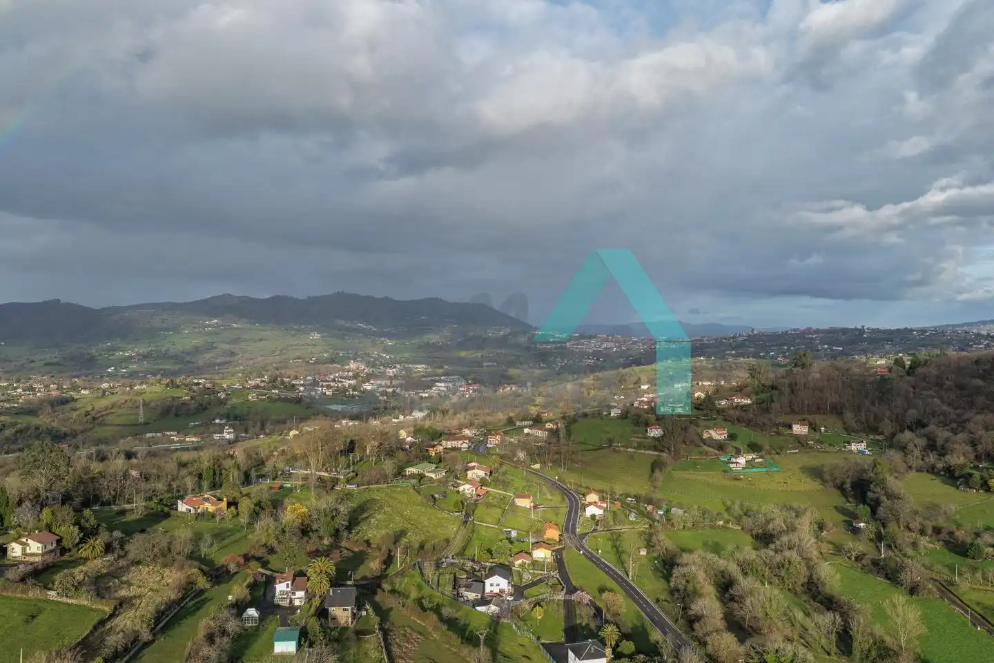 Vista exterior de Casa o xalet en venda en Oviedo  amb Calefacció, Jardí privat i Terrassa