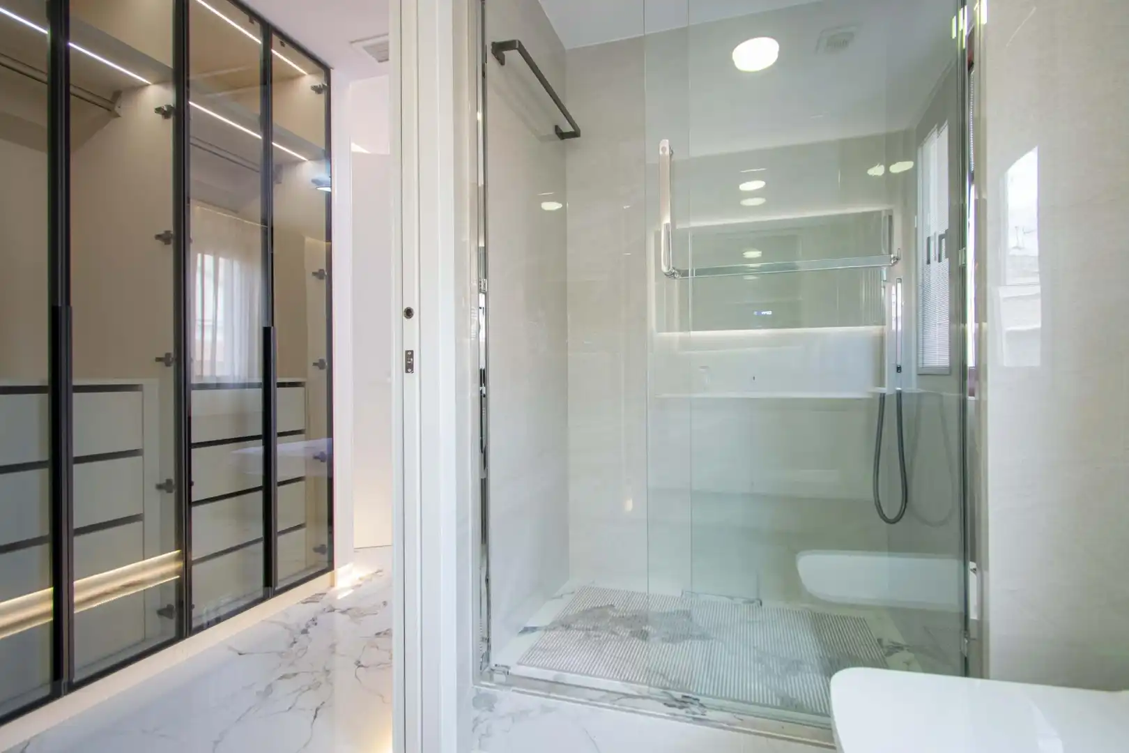 Bathroom of Flat for sale in Sevilla  with Air Conditioner, Heating and Furnished