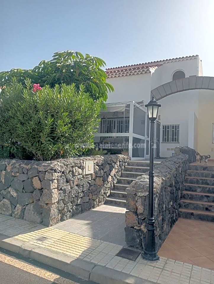 Vista exterior de Casa o xalet en venda en San Miguel de Abona amb Terrassa, Moblat i Piscina comunitària