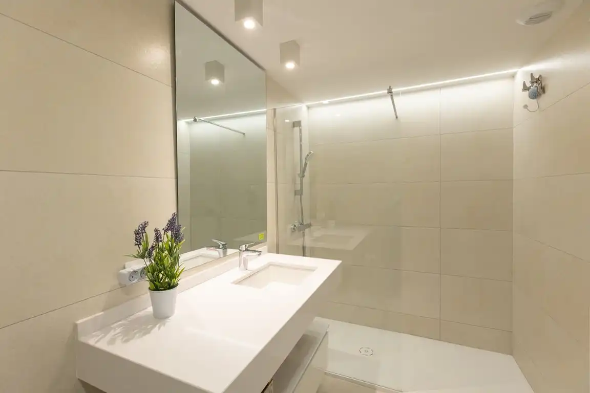 Baño de Apartamento de alquiler en Dénia con Aire acondicionado, Jardín privado y Terraza