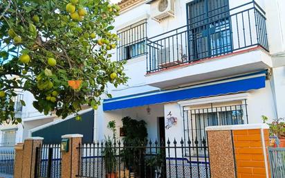 Exterior view of Single-family semi-detached for sale in El Viso del Alcor  with Air Conditioner, Heating and Private garden