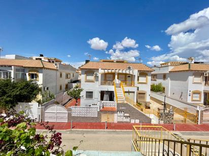 Vista exterior de Casa o xalet en venda en Torrevieja amb Aire condicionat, Terrassa i Balcó