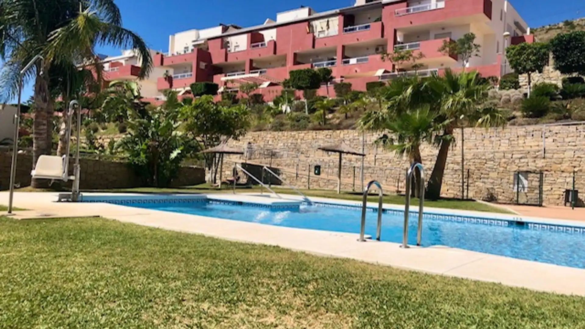 Jardí de Apartament de lloguer en Benalmádena amb Aire condicionat, Calefacció i Jardí privat