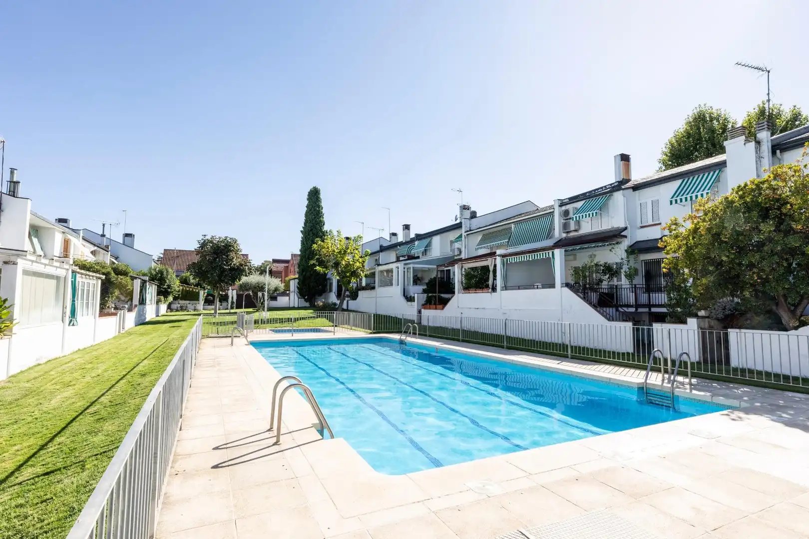 Adossat amb piscina en venda a Avenida Europa