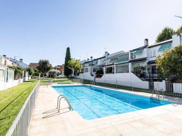 Adossat amb piscina en venda a Avenida Europa