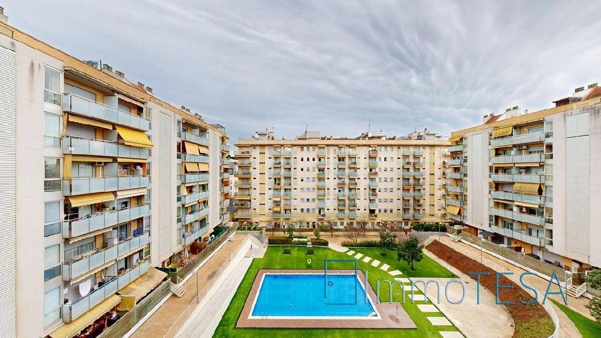 Piscina de Pis en venda en Barberà del Vallès amb Aire condicionat, Calefacció i Parquet