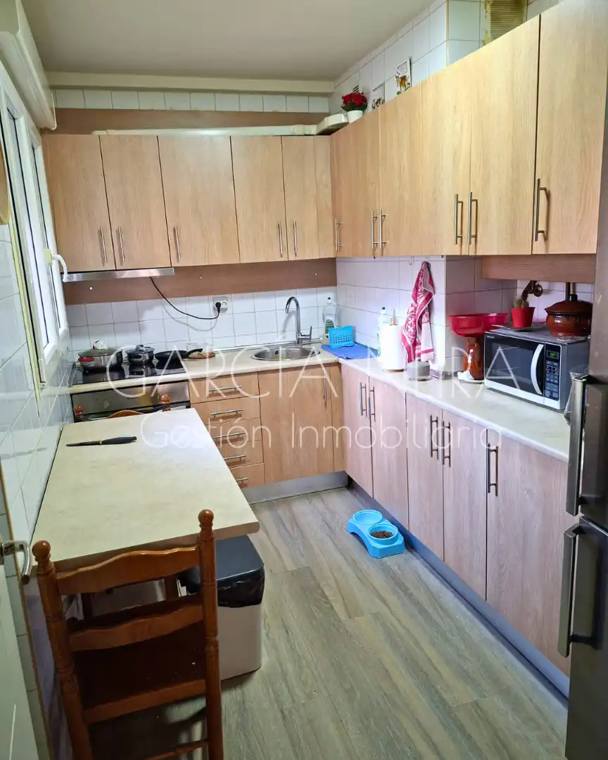 Cuina de Pis en venda en Oviedo  amb Calefacció, Parquet i Moblat