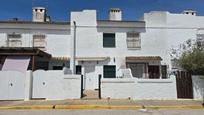 Vista exterior de Casa adosada en venda en Chiclana de la Frontera amb Jardí privat, Terrassa i Piscina comunitària