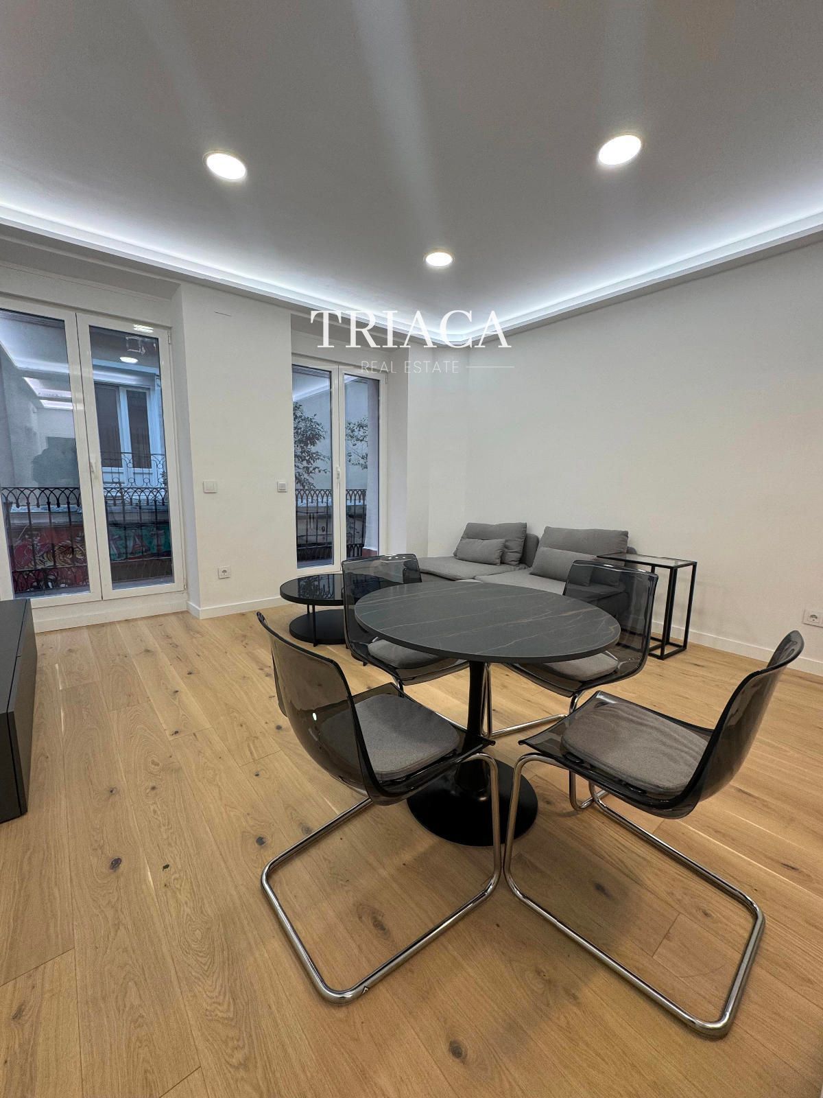 Living room of Flat to rent in  Madrid Capital  with Air Conditioner, Heating and Parquet flooring