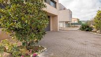 Vista exterior de Casa o xalet en venda en Montornès del Vallès amb Aire condicionat, Terrassa i Piscina