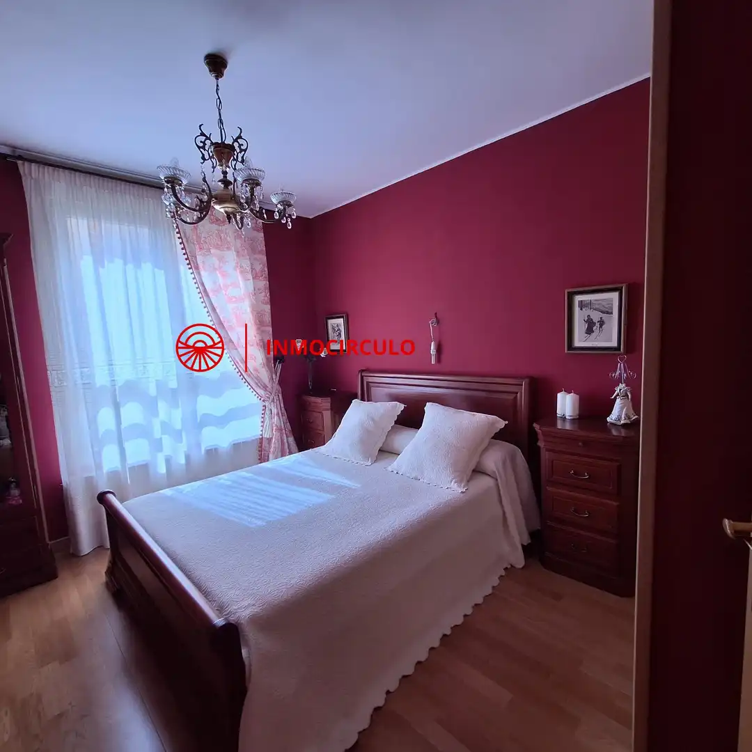 Dormitori de Casa adosada en venda en Burgos amb Jardí privat, Terrassa i Traster