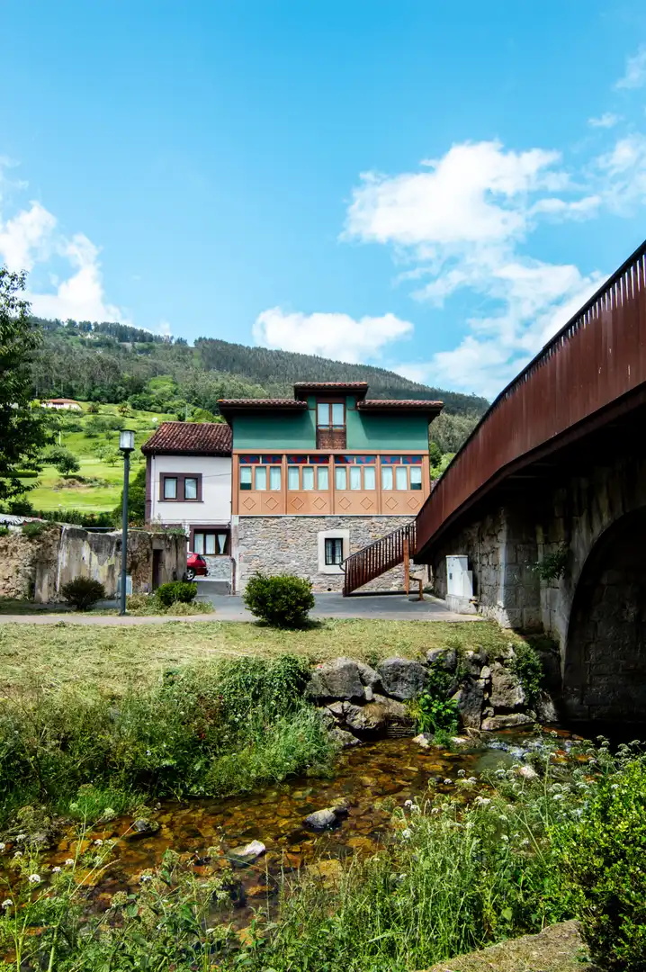 Vista exterior de Casa o xalet en venda en Salas amb Calefacció, Parquet i Moblat