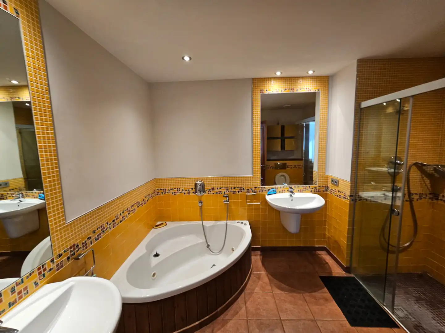 Baño de Casa adosada de alquiler en Figueres con Calefacción, Jardín privado y Terraza