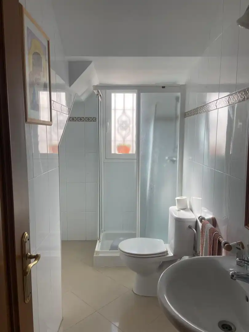 Baño de Casa adosada en venta en Conil de la Frontera con Aire acondicionado, Terraza y Trastero