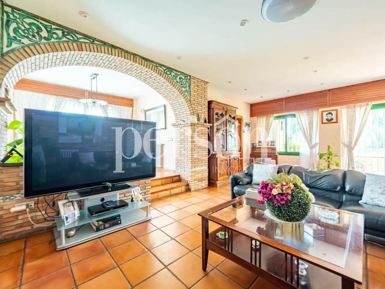 Sala d'estar de Casa o xalet en venda en Chiva amb Aire condicionat, Calefacció i Jardí privat
