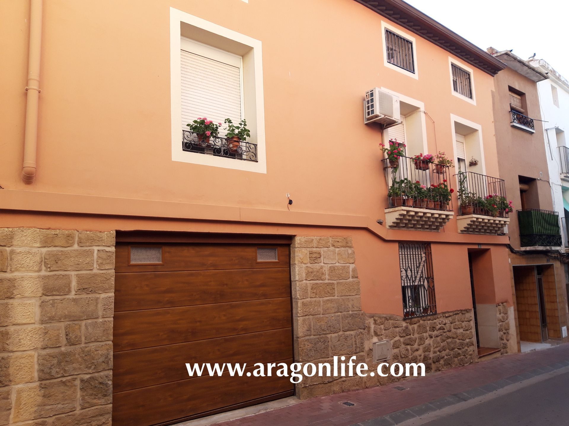 Exterior view of House or chalet for sale in Caspe  with Air Conditioner, Parquet flooring and Furnished