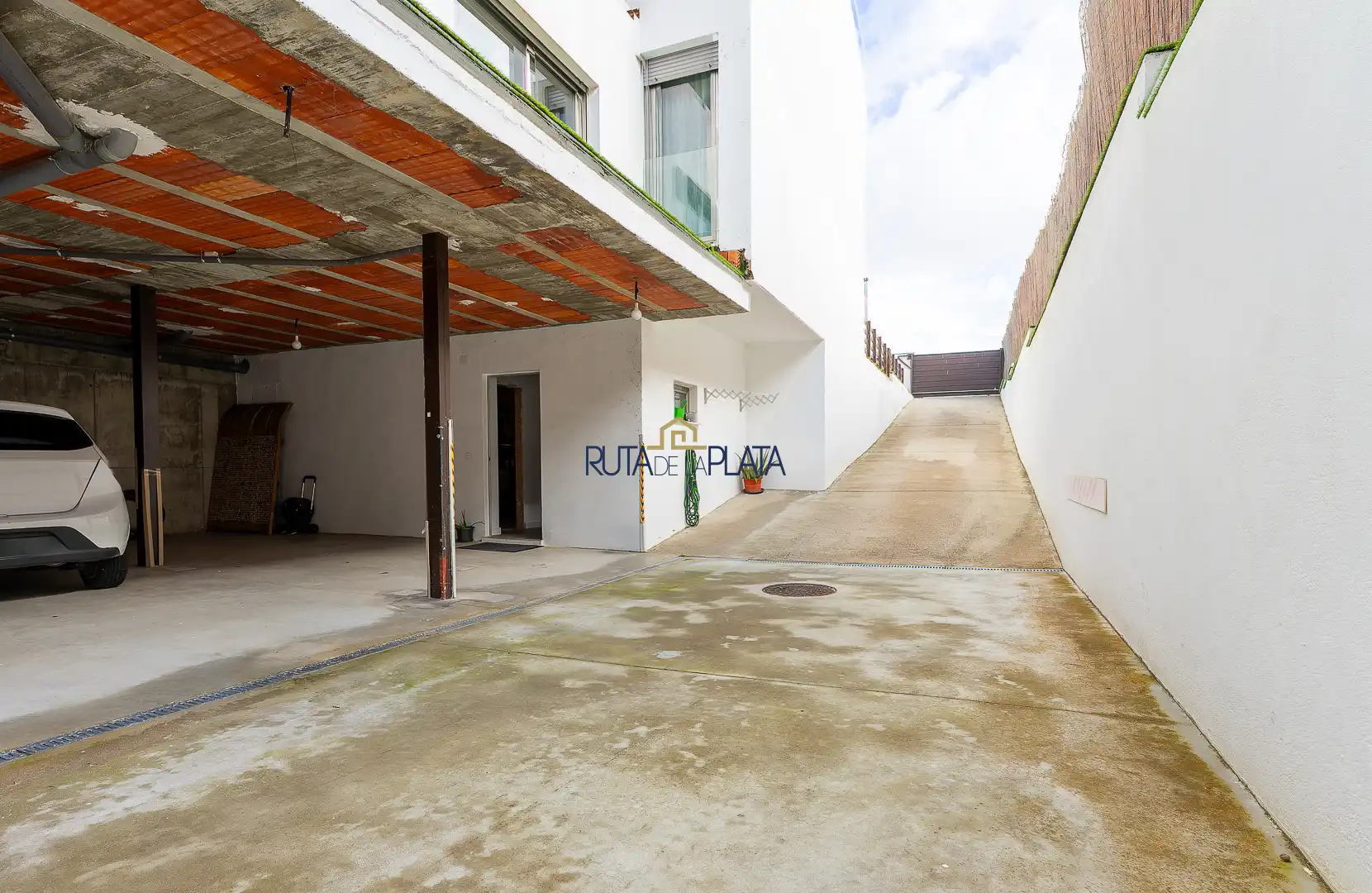 Vista exterior de Casa o xalet en venda en Roales amb Calefacció, Jardí privat i Parquet